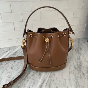T MONOGRAM LEATHER BUCKET BAG
Moose color